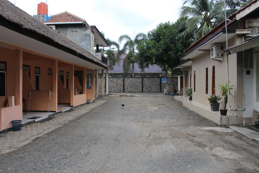 Hotel Putra Sindang Asih Batukaras Exterior photo