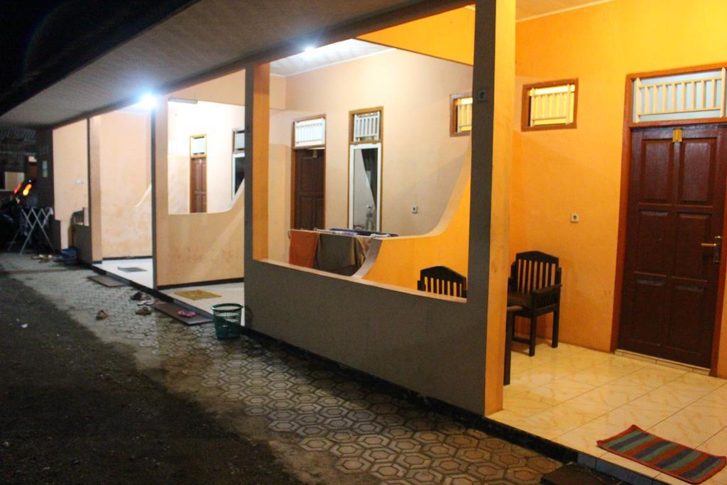 Hotel Putra Sindang Asih Batukaras Exterior photo