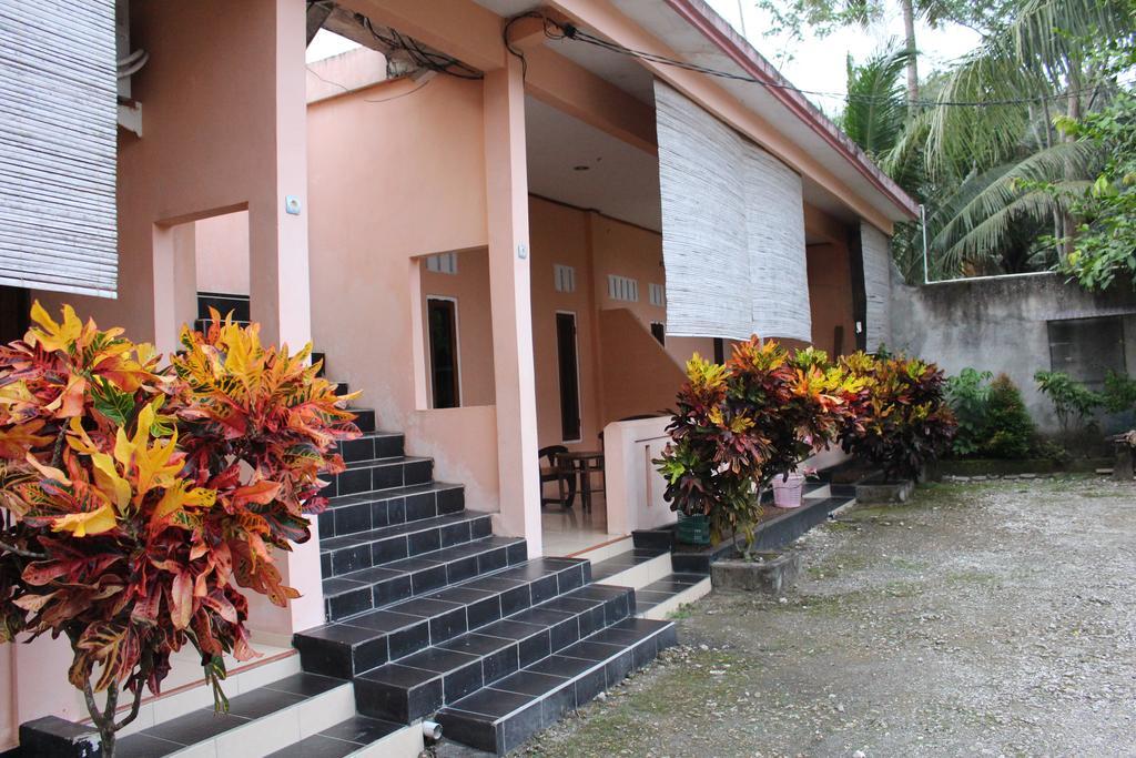 Hotel Putra Sindang Asih Batukaras Exterior photo